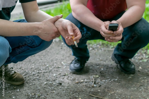 Bilde på lerret yard teenagers, hooligans, squatting on the street, Smoking cigarettes, communic