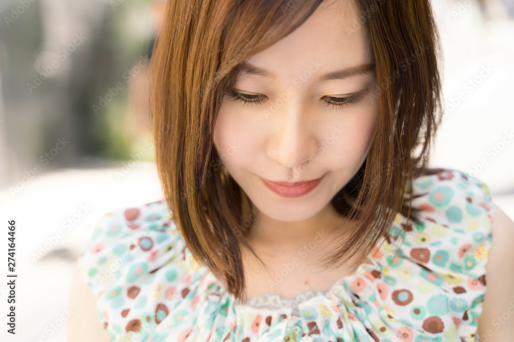 Fototapeta premium 女性 悩む 考える