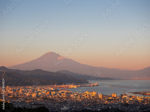 静岡県の日本平から眺めた富士山の夕景 11月