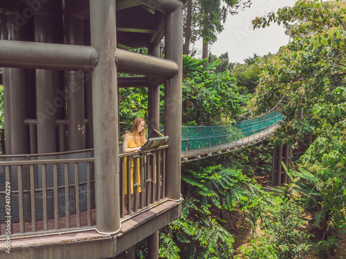 Photography Young woman tourist at capilano suspension bridge kuala lumpur forest eco-park a