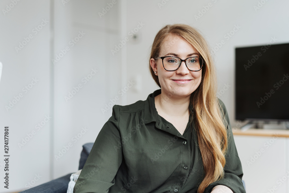 lächelnde frau mit langen haaren und brille