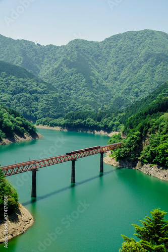 接岨湖の鉄橋を渡る列車