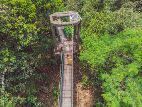 Photography Young woman tourist at capilano suspension bridge kuala lumpur forest eco-park a
