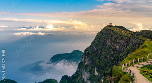 Schilderij op canvas Peaks and seas of clouds under blue sky and white clouds, Emei Mountain, Sichuan
