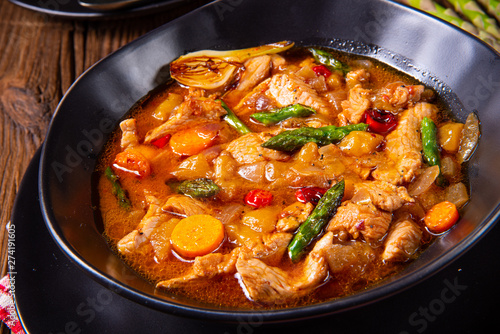 Fotografie colorful turkey fricassee with asparagus and paprika