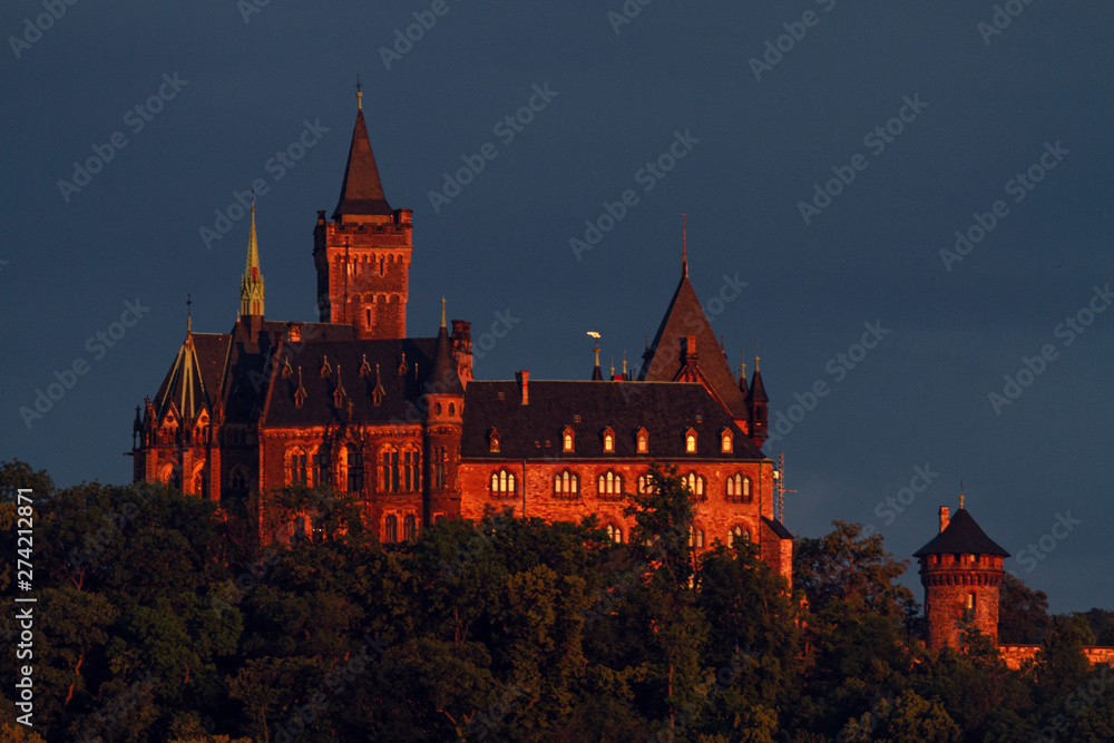 Das Schloss Wernigerode präsentiert sich im warmen Abendlicht