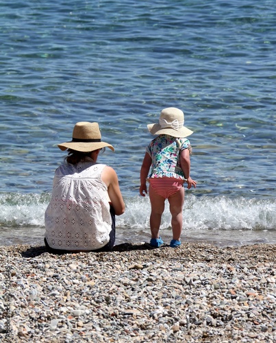 maman et sa petite fille à la plage
