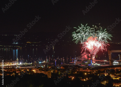 Ville en fete - feux d'artifice au dessus d'un port photo