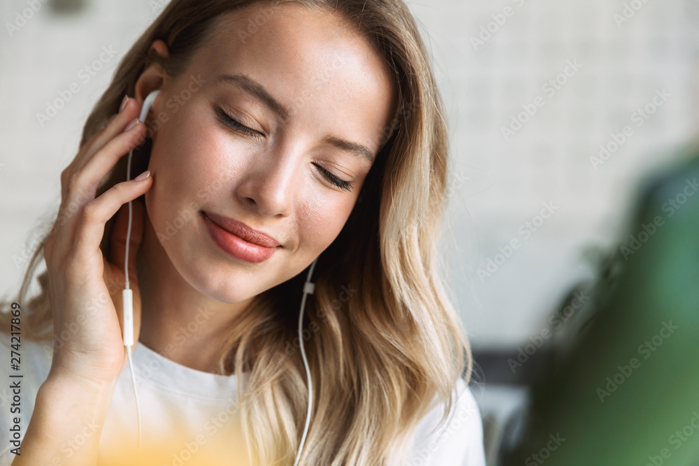 Fototapeta premium Close up of a beautiful young blonde woman