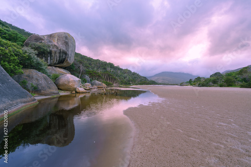 Sonnenaufgang am Whale Rock im Wilsons Promontory National Park in Victoria Australien