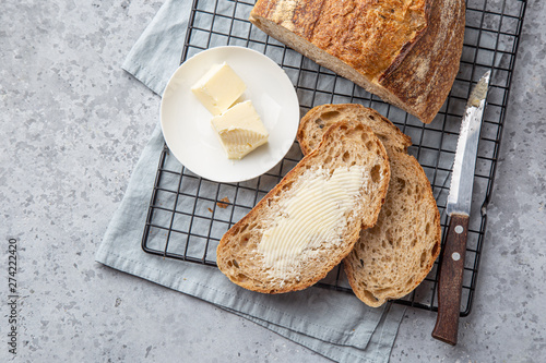 Foto slices of freshly baked homemade sour dough bread with butter