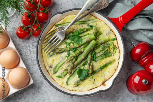 omelette with asparagus on pan