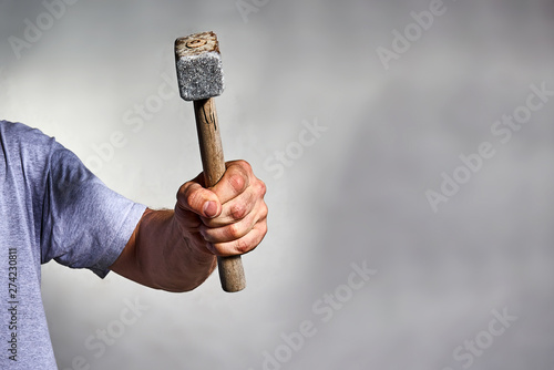 Hand mit Hammer