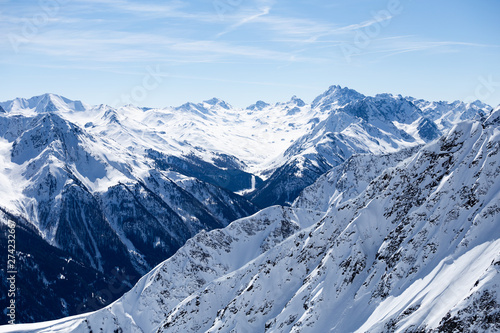 Bergige Landschaft mit Schnee und blauem Himmel in den Alpen © Benjamin