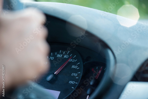 Fototapeta femme conduisant en respectant la limitation de vitesse