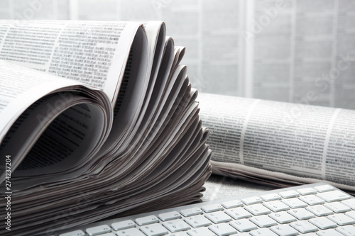 Εκτύπωση καμβά keyboard pc and piles of numerous printed newspapers