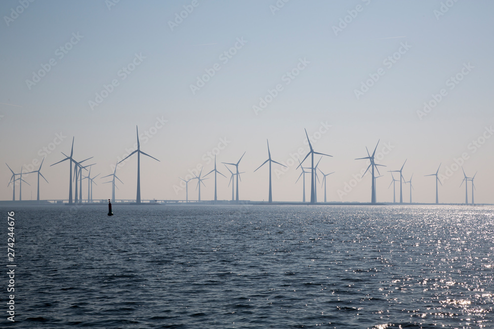 Erneuerbare Energien - Windkraft- Windräder am Meer
