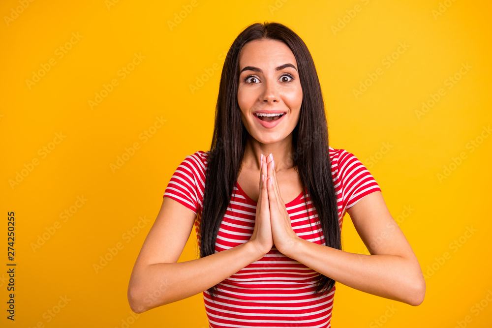 Obraz premium Portrait of astonished cute lady hands palm together expression she her impressed wonder information dressed modern youth clothing isolated yellow colorful background