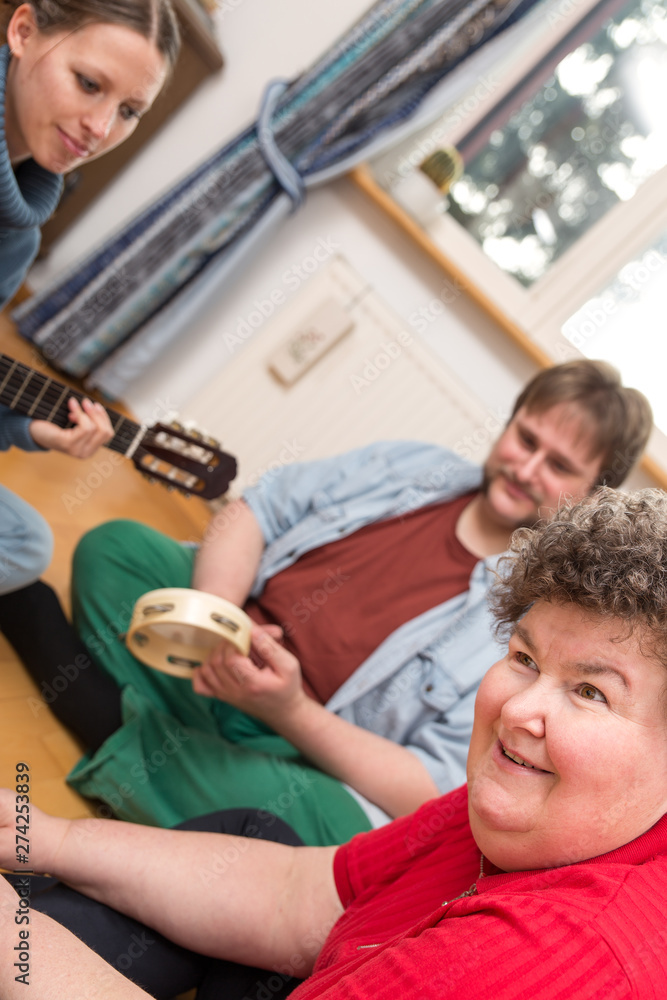 Geistig behinderte Frau lauscht der Musik Geistig behinderte Frau lauscht der Musik