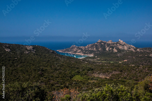 vue surplombante d'une plage corse, France