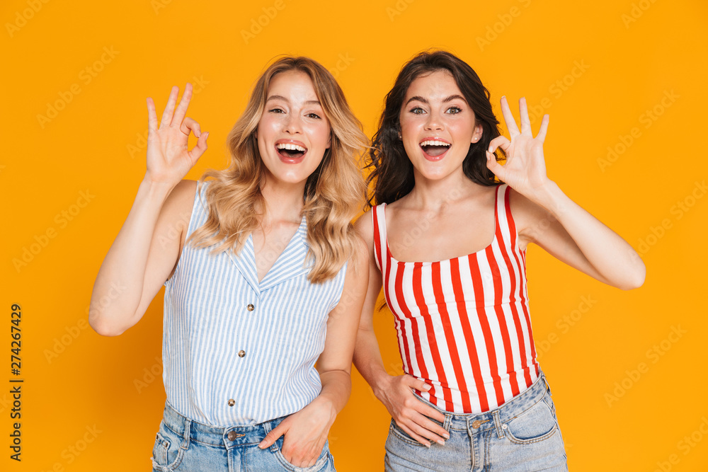 Φωτογραφία Portrait of two amazed blonde and brunette women 20s in summer wear smiling whil