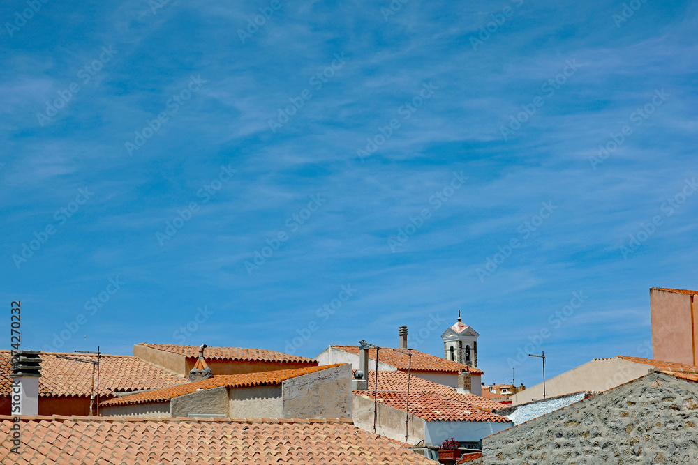 Sardinien Santa Teresa Gallura Blick über die Dächer auf den Kirchturm