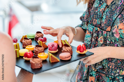 Vászonkép hands of a woman with desserts
