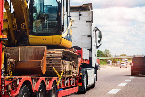 Картината върху платно convoi exceptionnel transportant une grue sur l'autoroute