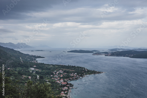 Blick über die Bucht von Pelješac zur blauen Stunde