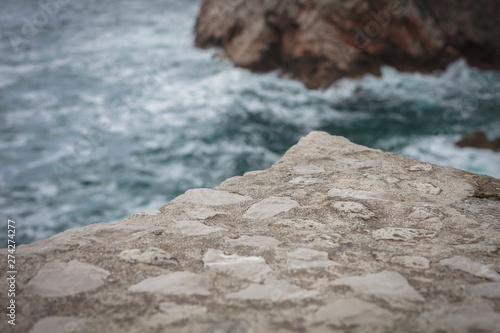 Festungsmauer im Vordergrund Meer im Hintergrund Dubrovnik Kroatien