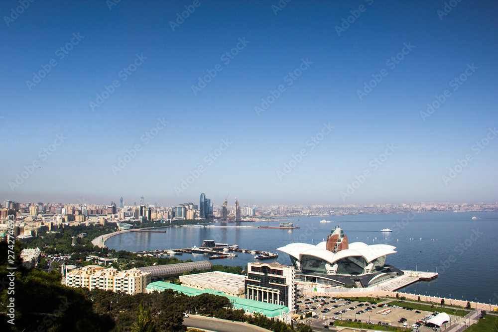 Obraz premium Panorama of the Caspian Sea and the Baku boulevard, the skyline of Baku in Azerbaidzhan