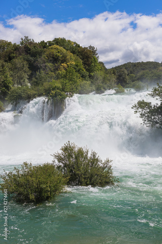 Wasser strömt herunter Krka Nationalpark in Kroatien Skradin Wasserfälle unter blauem Himmel