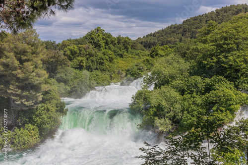 Krka Nationalpark in Kroatien Skradin Wasserfälle unter blauem Himmel