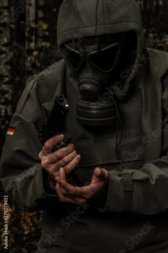 Mann mit Gasmaske und Pistole