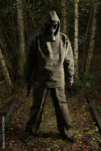 Mann mit Gasmaske und Pistole