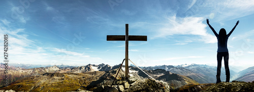 glückliche frau am Gipfelkreuz