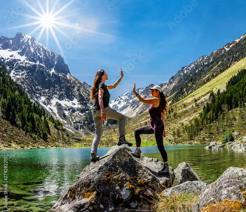 Zwei Frauen Gib mir Fünf  sich in die Hände klatschen beim Bergsteigen
