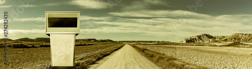 Strasse in einer Wüstenlandschaft mit Zapfsäule