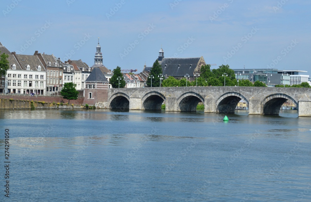 Maastricht, Maas und St. Servatius Brücke