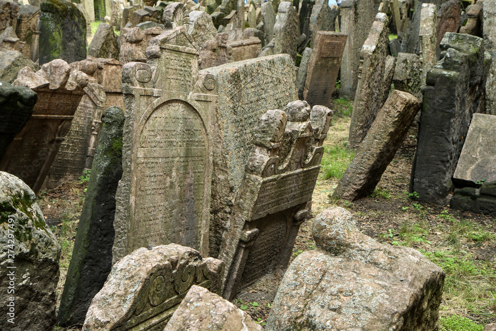 Φωτογραφία The very old jewish cemetery with a lot of shabby stone tombstones