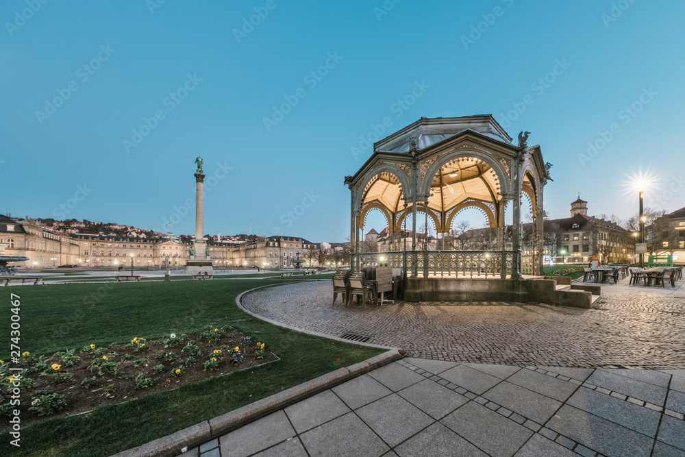 Fototapeta premium Schlossplatz Pavillon in Stuttgart zur blauen Stunde