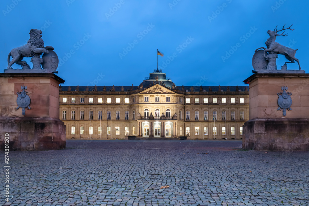 Fototapeta premium Das Neue Schloss in Stuttgart zur blauen Stunde