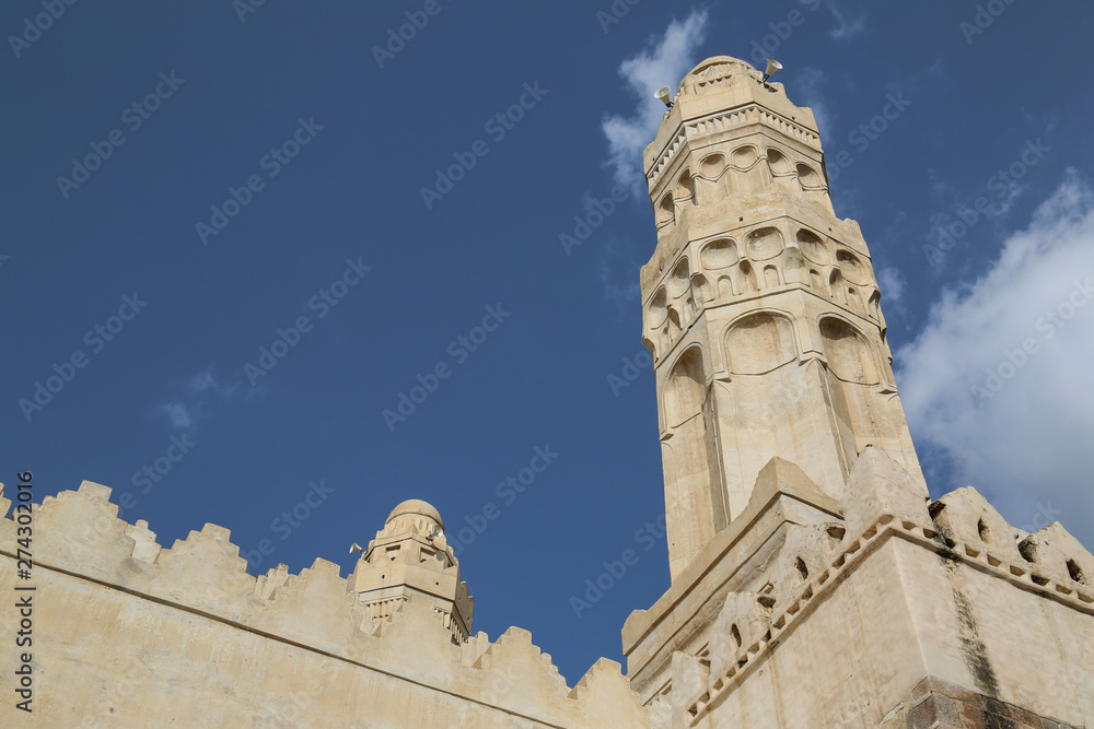  The lighthouse of the historic  mosque  'Al-Ashrafieh' in Taiz City .