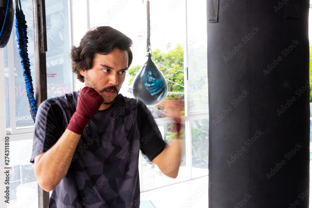 Obraz premium Hombre entrenando en gimnasio