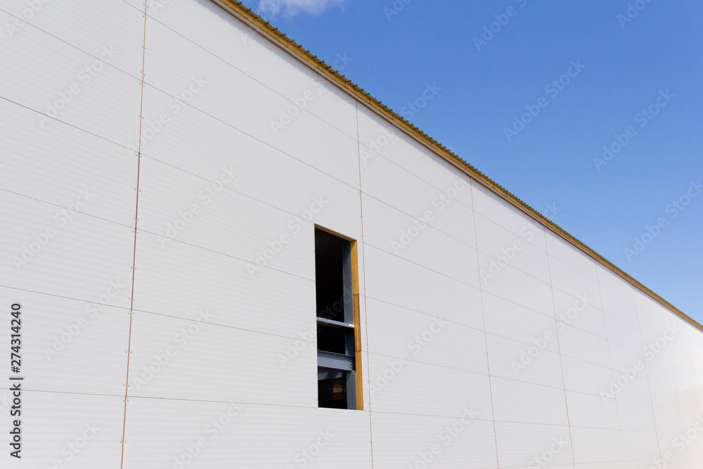 Sandwich panels on the metal frame. Material for warming the walls during construction. Technologies in construction. An alternative to a brick building. Sandwich panels on the metal frame. Material for warming the walls during construction. Technologies in construction. An alternative to a brick building.