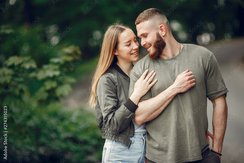 Obraz premium Couple in a forest. Man in a green t-shirt