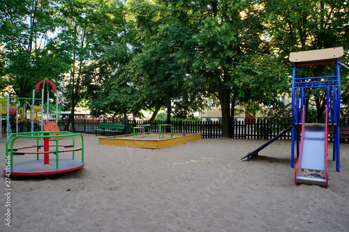 pusty plac zabaw na poznańskim osiedlu