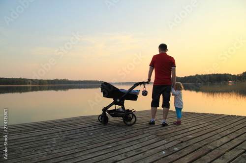 Fototapeta Naklejka Na Ścianę i Meble -  Rodzinny zachód słońca