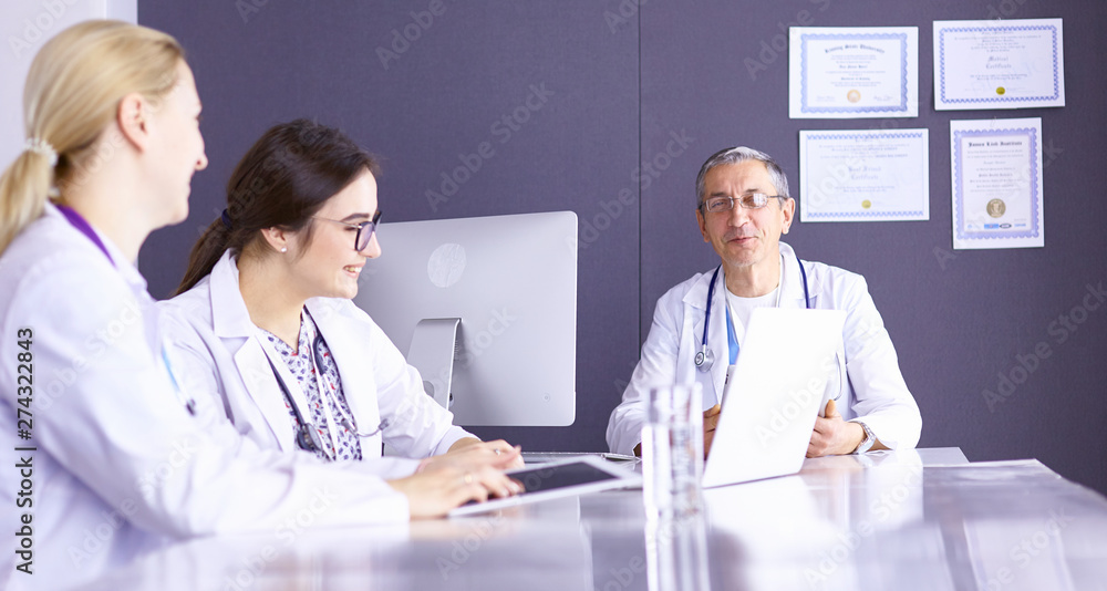 Obraz premium Doctors having a medical discussion in a meeting room