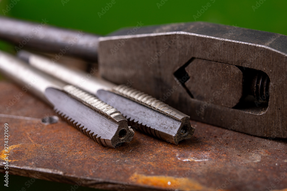 Manual thread cutting in metal. Locksmith accessories for small work in the home workshop. Manual thread cutting in metal. Locksmith accessories for small work in the home workshop.